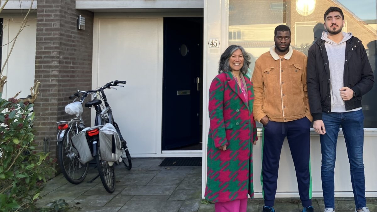 Foto van Joke met de bewoners van het thuisgeefinitiatief in Breukelen