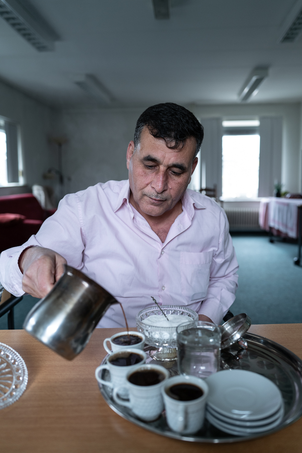 THG_WEB-1001537 man schenkt thee in